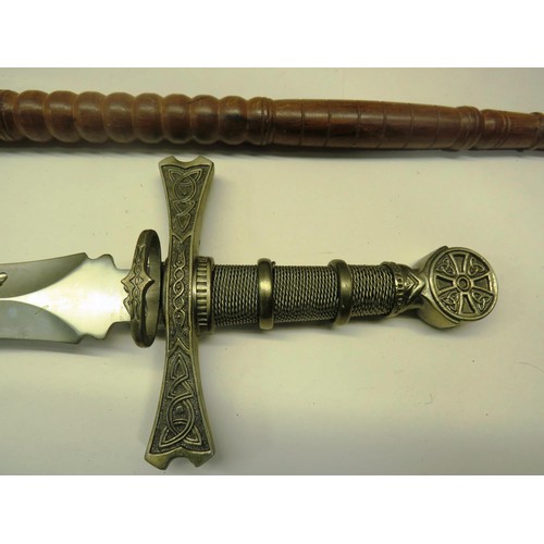 31 - BATTLE AXE AND DAGGER