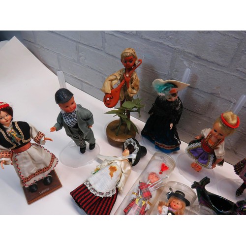 190 - SET OF VARIOUS DOLLS AND FIGURES - SOME BOXED