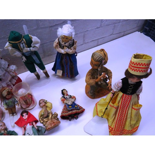 190 - SET OF VARIOUS DOLLS AND FIGURES - SOME BOXED