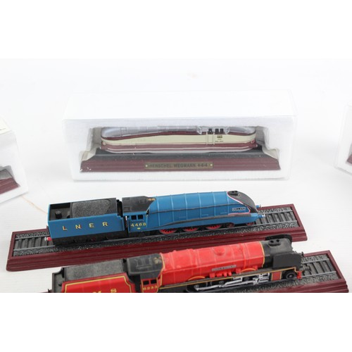 677 - 12 x Model Display Trains Inc Mallard, Duchess of Sutherland Etc