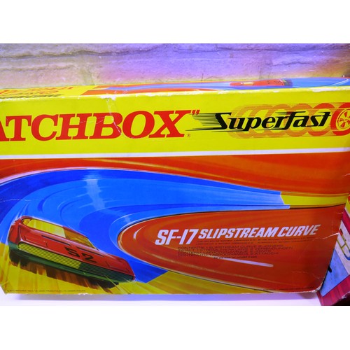 67 - MATCHBOX SUPERFAST COLLECTION TO INCLUDE SUPERBOOSTER, SLIPSTREAM CURVE AND TWO TRACK PADS