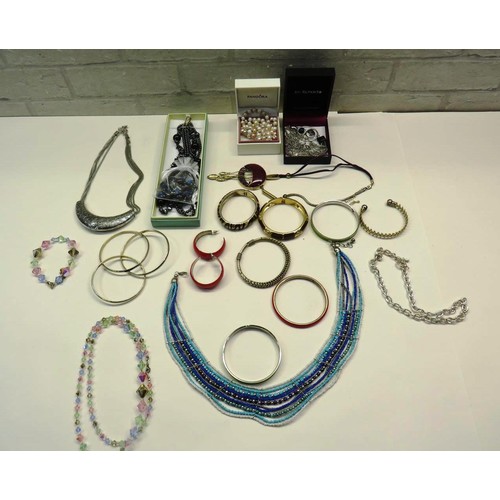 102 - SELECTION OF JEWELLERY INCLUDES ART DECO NECKLACE, CRYSTAL NECKLACE & BRACELET ETC