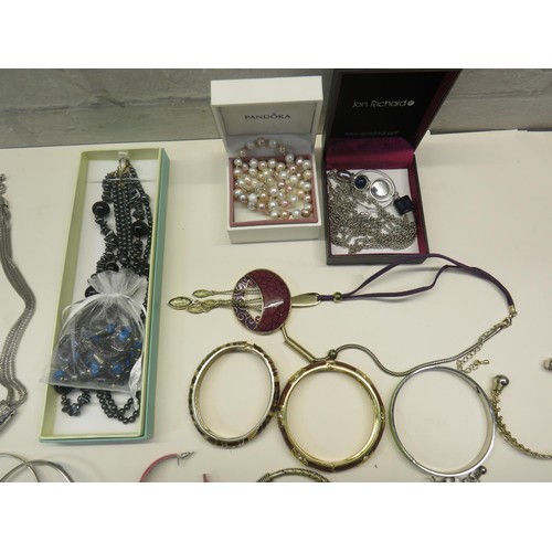 102 - SELECTION OF JEWELLERY INCLUDES ART DECO NECKLACE, CRYSTAL NECKLACE & BRACELET ETC