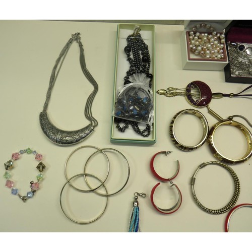 102 - SELECTION OF JEWELLERY INCLUDES ART DECO NECKLACE, CRYSTAL NECKLACE & BRACELET ETC