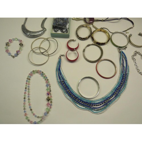 102 - SELECTION OF JEWELLERY INCLUDES ART DECO NECKLACE, CRYSTAL NECKLACE & BRACELET ETC