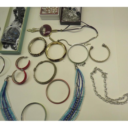 102 - SELECTION OF JEWELLERY INCLUDES ART DECO NECKLACE, CRYSTAL NECKLACE & BRACELET ETC