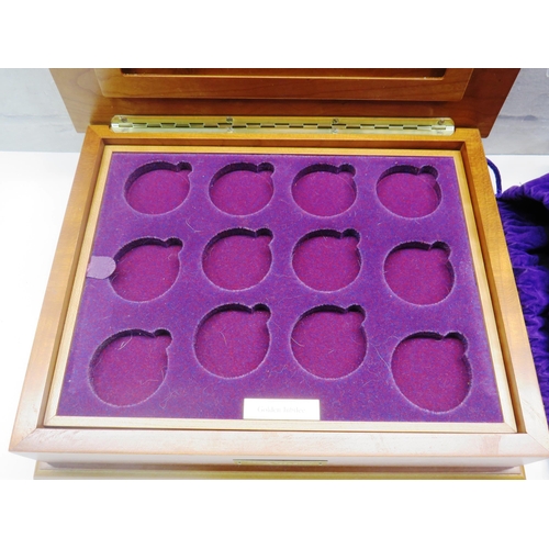 30 - QUEEN ELIZABETH II GOLDEN JUBILEE COIN COLLECTION BOX WITH VELVET BAG