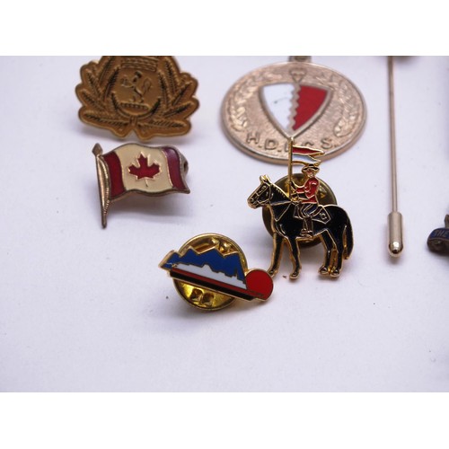 226 - COLLECTION OF VINTAGE BADGES & PINS INCLUDES THE BOYS BRIGADE & ROYAL ARTILLERY