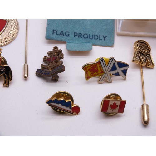 226 - COLLECTION OF VINTAGE BADGES & PINS INCLUDES THE BOYS BRIGADE & ROYAL ARTILLERY