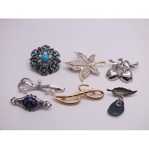 225 - 7 BROOCHES INCLUDES 18k GOLD PLATED LEAF, TURQUOISE STONES, MILLEFIORI etc