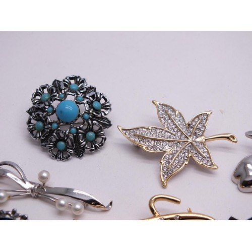 225 - 7 BROOCHES INCLUDES 18k GOLD PLATED LEAF, TURQUOISE STONES, MILLEFIORI etc