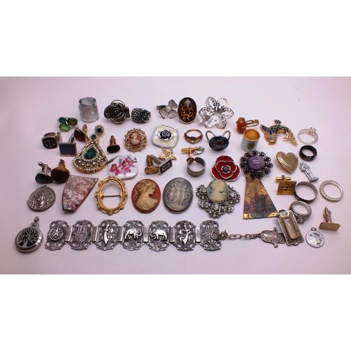 224 - ASSORTMENT OF JEWELLERY INCLUDES RINGS, BROOCHES, CUFFLINKS etc