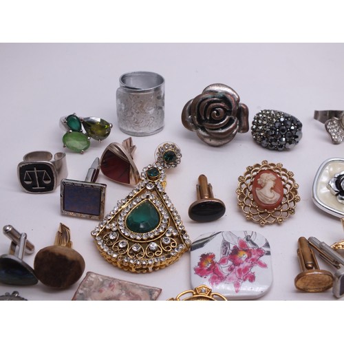 224 - ASSORTMENT OF JEWELLERY INCLUDES RINGS, BROOCHES, CUFFLINKS etc