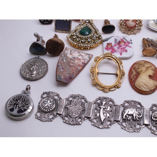 224 - ASSORTMENT OF JEWELLERY INCLUDES RINGS, BROOCHES, CUFFLINKS etc