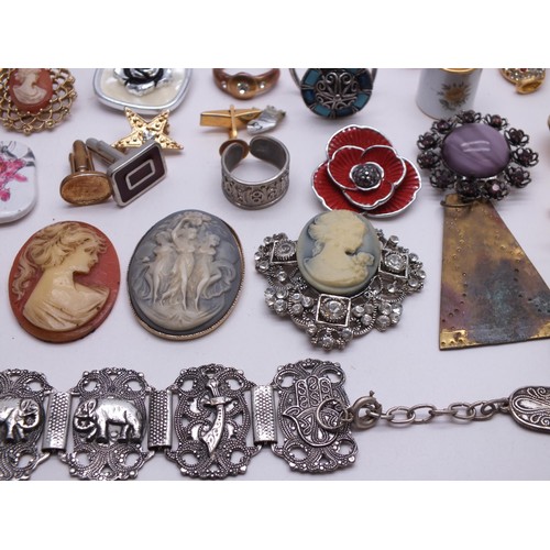 224 - ASSORTMENT OF JEWELLERY INCLUDES RINGS, BROOCHES, CUFFLINKS etc