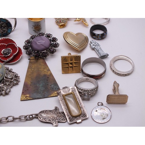 224 - ASSORTMENT OF JEWELLERY INCLUDES RINGS, BROOCHES, CUFFLINKS etc