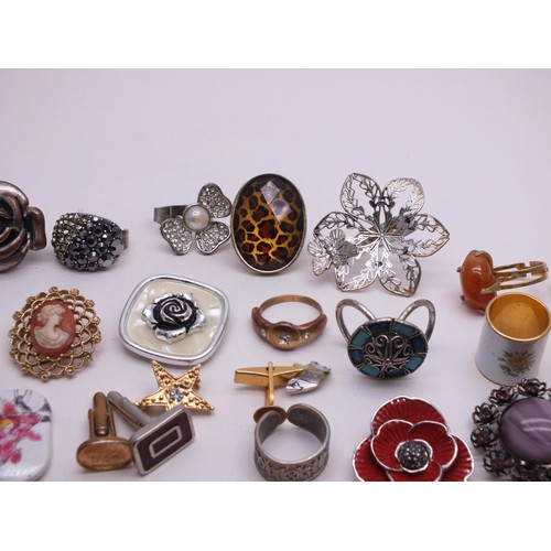 224 - ASSORTMENT OF JEWELLERY INCLUDES RINGS, BROOCHES, CUFFLINKS etc