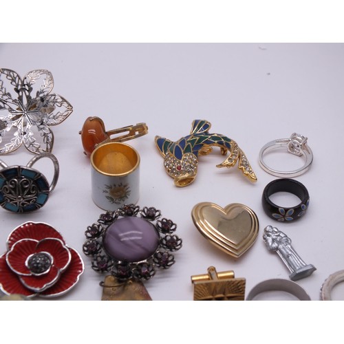 224 - ASSORTMENT OF JEWELLERY INCLUDES RINGS, BROOCHES, CUFFLINKS etc