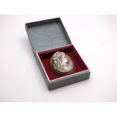 94 - ANTIQUE CARVED SHELL CAMEO BROOCH IN BOX