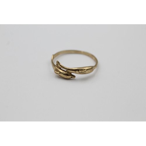 548 - 9ct gold twin dolphins ring (0.8g) SIZE K