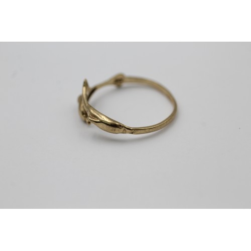 548 - 9ct gold twin dolphins ring (0.8g) SIZE K