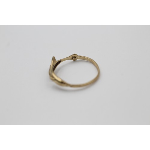 548 - 9ct gold twin dolphins ring (0.8g) SIZE K