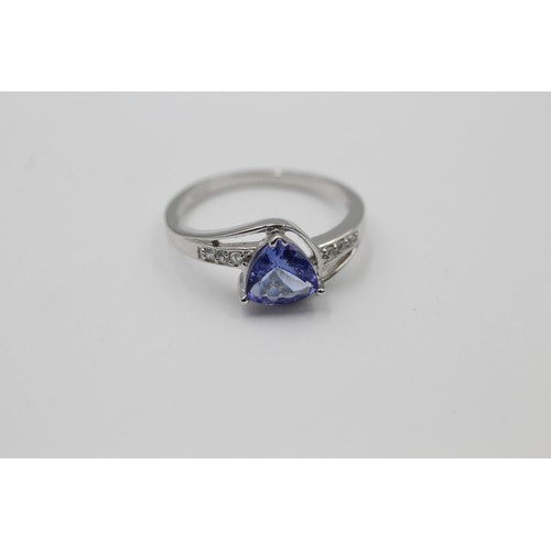 550 - 9ct white gold tanzanite & clear gemstone dress ring (2.3g) SIZE N