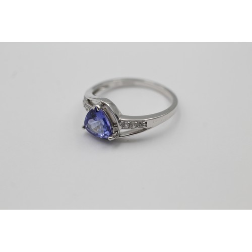 550 - 9ct white gold tanzanite & clear gemstone dress ring (2.3g) SIZE N