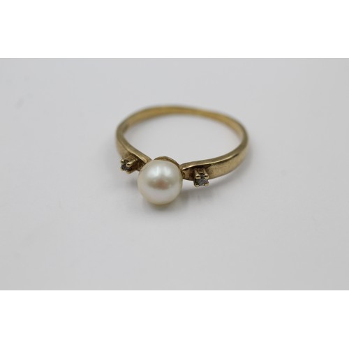 552 - 9ct gold vintage pearl & diamond three stone dress ring (1.6g) SIZE M