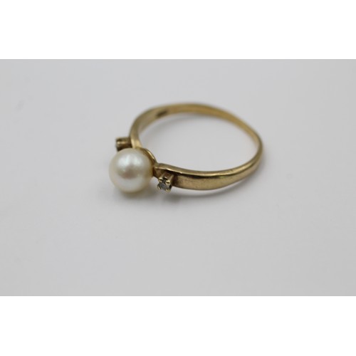 552 - 9ct gold vintage pearl & diamond three stone dress ring (1.6g) SIZE M