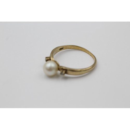 552 - 9ct gold vintage pearl & diamond three stone dress ring (1.6g) SIZE M