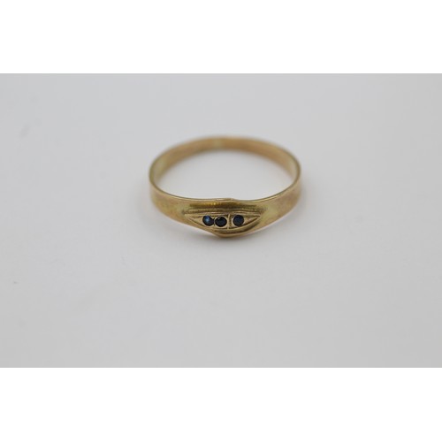 556 - 9ct gold blue paste trilogy gypsy setting ring (1.2g) SIZE K