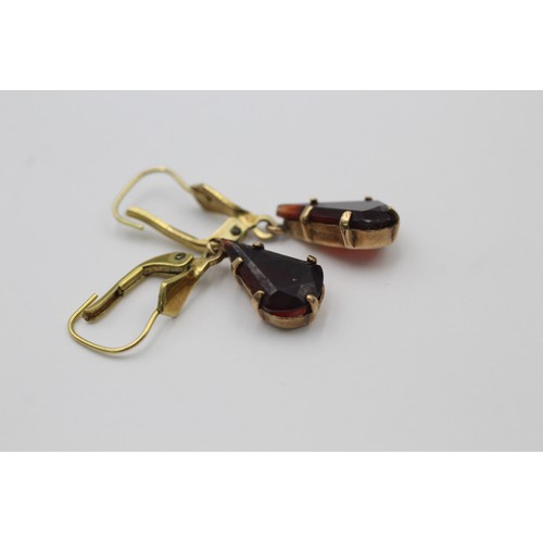 558 - 9ct gold vintage garnet drop earrings - hallmarked chester (2.6g)