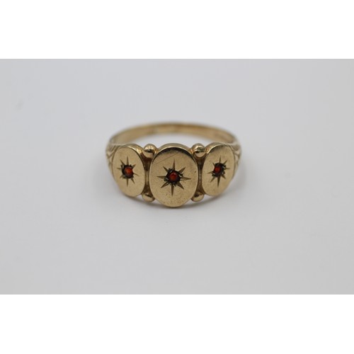 560 - 9ct gold vintage garnet star etched gypsy setting ring (2.5g) SIZE O