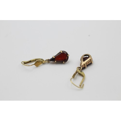 558 - 9ct gold vintage garnet drop earrings - hallmarked chester (2.6g)