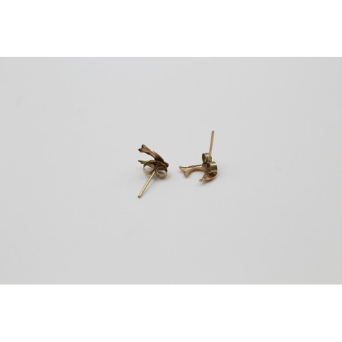 570 - 9ct gold dolphin stud earrings (0.2g)