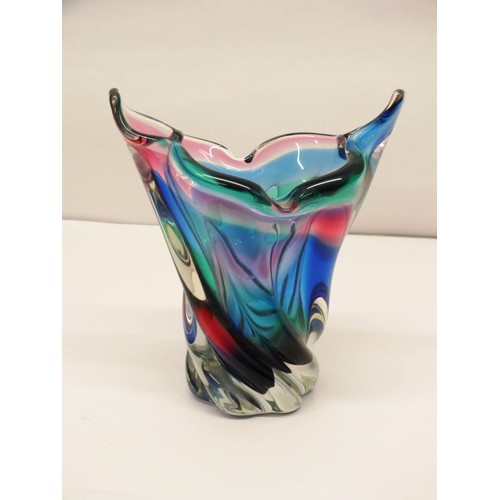 24 - A JAPANESE GREEN, PINK AND BLUE GLASS VASE MADE BY THE IWATSU GLASSWORKS, FROM THE HINERI RANGE