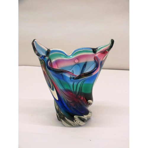 24 - A JAPANESE GREEN, PINK AND BLUE GLASS VASE MADE BY THE IWATSU GLASSWORKS, FROM THE HINERI RANGE