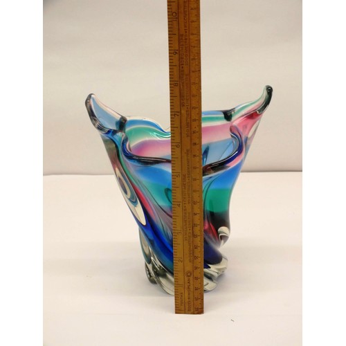 24 - A JAPANESE GREEN, PINK AND BLUE GLASS VASE MADE BY THE IWATSU GLASSWORKS, FROM THE HINERI RANGE