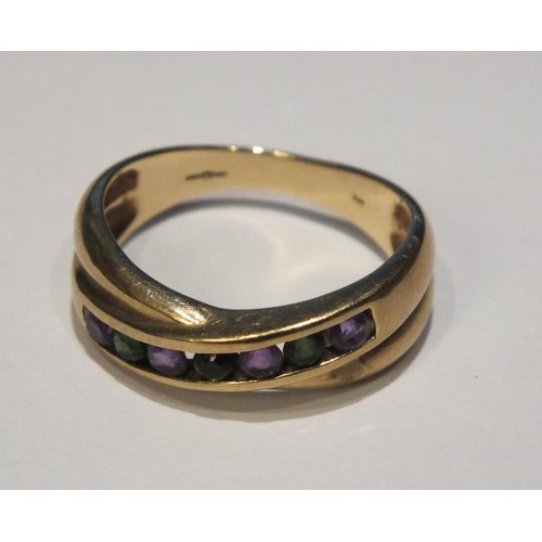 56 - VINTAGE 9CT GOLD CROSSOVER RING SET WITH PURPLE AND GREEN STONES SIZE P- 3.8G