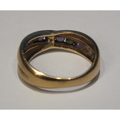 56 - VINTAGE 9CT GOLD CROSSOVER RING SET WITH PURPLE AND GREEN STONES SIZE P- 3.8G