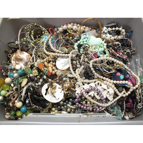 280 - LARGE TUB OF COSTUME JEWELLERY OVER 16 KILO