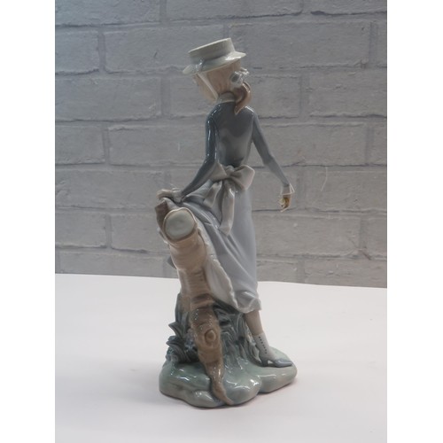 346 - LLADRO FIGURINE 