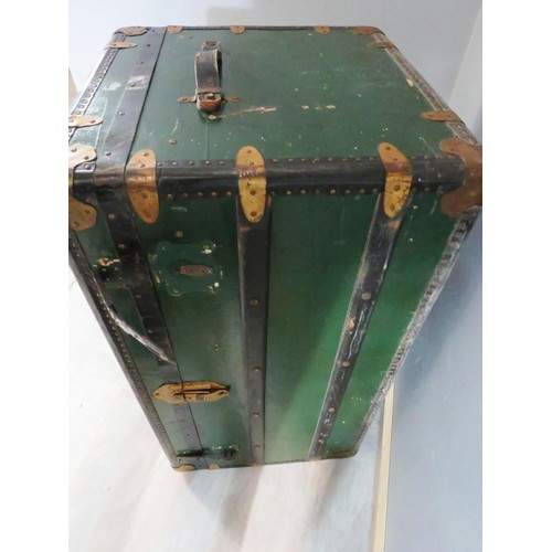 106 - LARGE VINTAGE GREEN TRAVEL TRUNK WITH INTERNAL TRAY