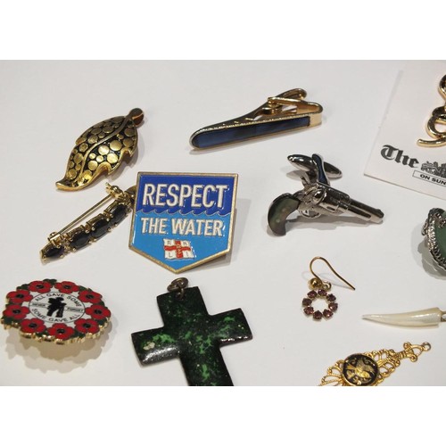 207 - ASSORTED BROOCHES, PINS, PENDANTS ETC