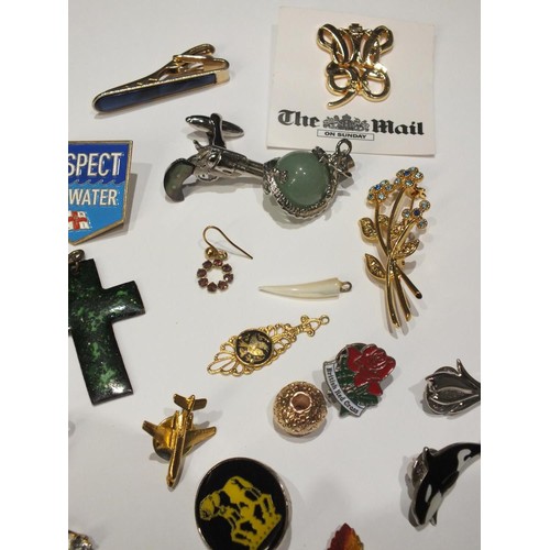 207 - ASSORTED BROOCHES, PINS, PENDANTS ETC