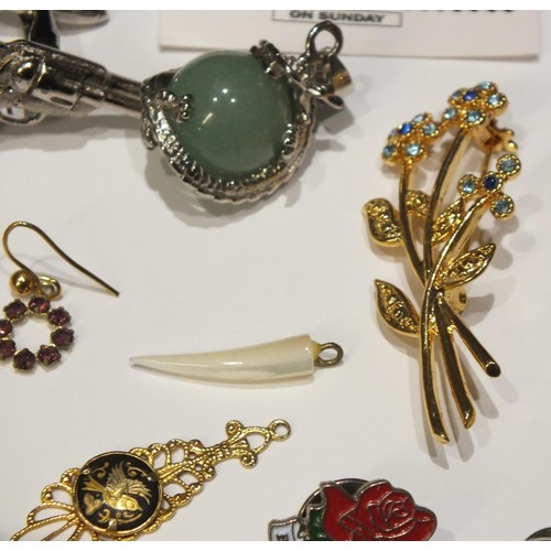 207 - ASSORTED BROOCHES, PINS, PENDANTS ETC