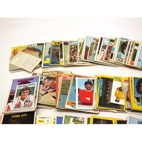 31 - LOT OF FOOTBALL CARDS INCLUDING 1970'S ORANGE BACKS