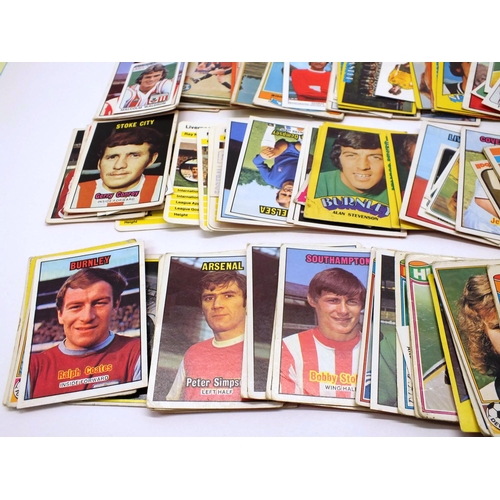 31 - LOT OF FOOTBALL CARDS INCLUDING 1970'S ORANGE BACKS