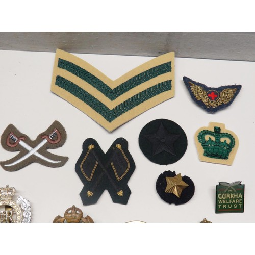 52 - BAG OF MILITARY BADGES INCLUDING CLOTH